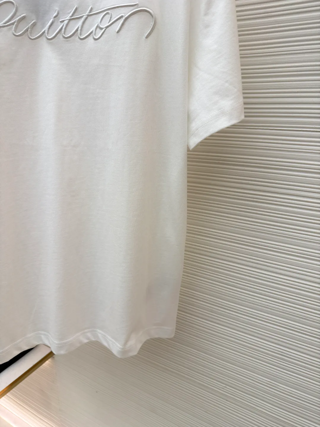 LOUIS VUITTON round neck short sleeves with hand-printed embroidery ●Original version: Purchased and developed at 9749 ●Item number: 1681489-X95 ●Material: long-staple cotton ●Technology: embroidery production ●Color: white ●Type: fitted version ●Weight: about 285 grams ●Size: S-M-L-XL ●Description: This Louis Vuitton women's short-sleeved T-shirt is exquisitely crafted. The fabric is made of high-count combed cotton and has been treated with mercerization. It feels soft and skin-friendly and has a high-grade luster. The brand logo on the chest adopts three-dimensional embroidery technology. The embroidery thread is specially dyed and reinforced. During the embroidery process, precise computer positioning and manual trimming are combined to make the letters smooth and three-dimensional and full of texture. The ribbing technology on the neckline has been woven and shaped many times to fit the neck and not be easily deformed. The body adopts seamless splicing technology to reduce friction and improve wearing comfort. From fabric selection to detailed embroidery, every craftsmanship demonstrates the brand's exquisite control of simple items. The overall wiring is straight and delicate, the fabric is comfortable and soft, and the color is consistent without color difference. It can be matched with the same style to create a fashionable look and control various occasions. Customized accessories, complete with three standards, same style for men and women!